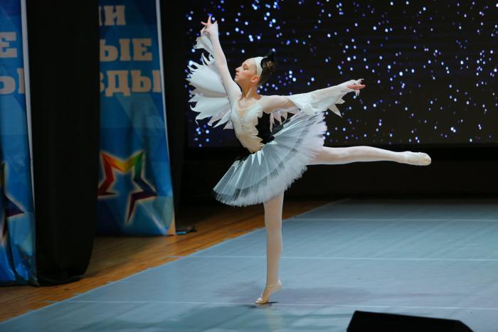 Солистка Школы-театра балета «Такт» в арабеске на сцене