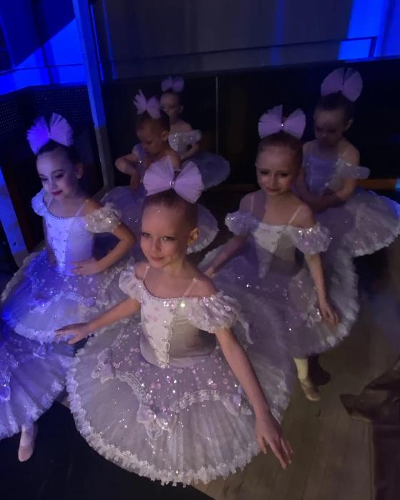 Ученицы в сиреневых платьях перед выступлением