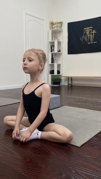 Ученица младшей группы в балетном зале