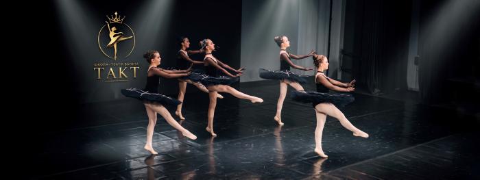 Выступление учениц школы «Такт» на сцене